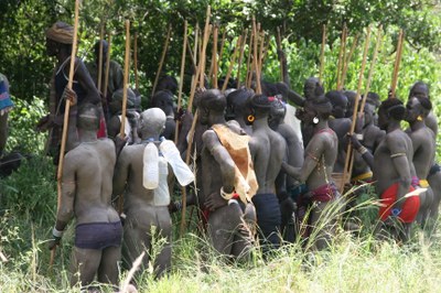 Kneeling before the bara (korda koma)